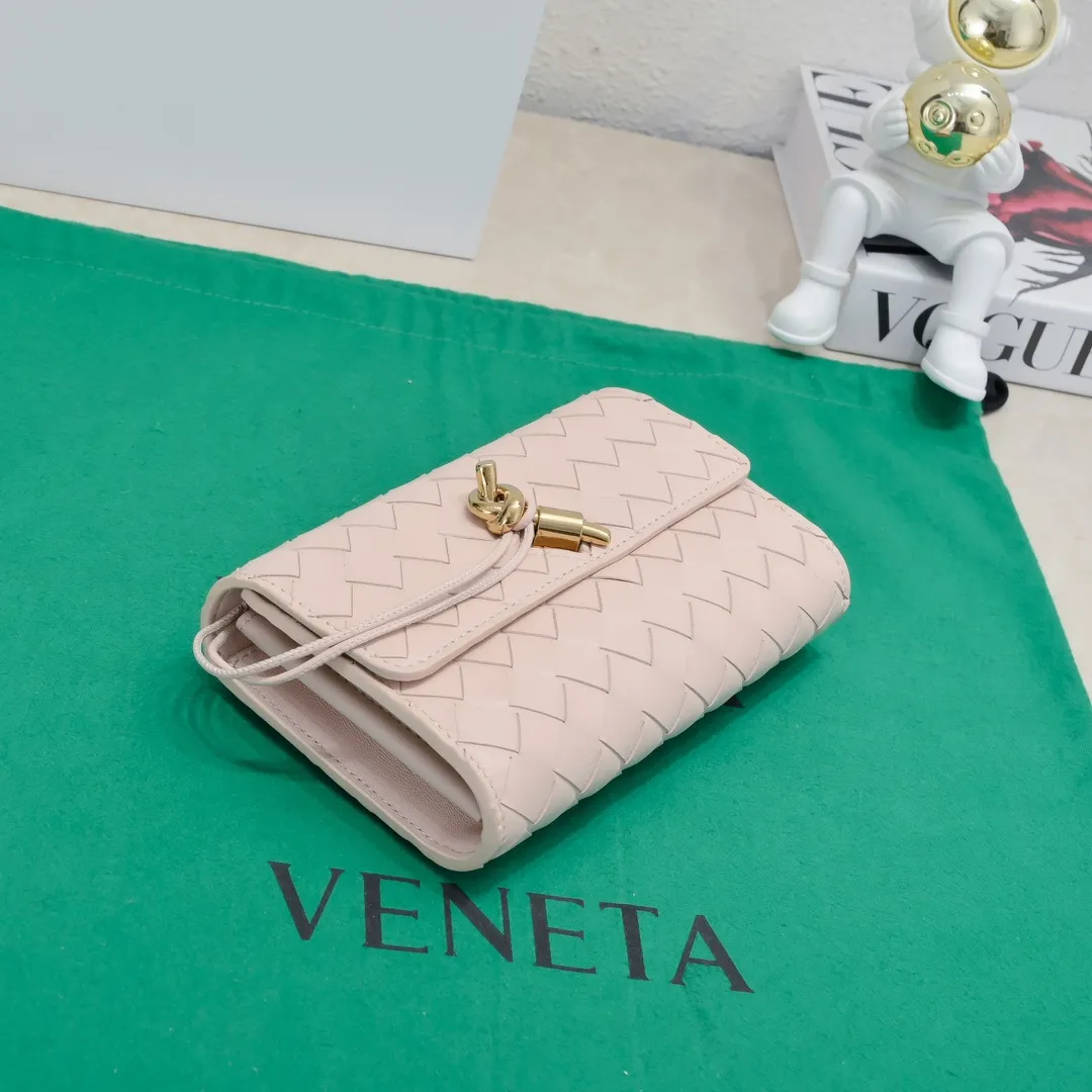 Batch 1160 BV Andiamo clutch wallet is super high-end🤎🤎How come the long clutch bag is so exquisite~ The braided style bag surface paired with all-copper hardware is really warm and high-end. The bag body is super light and can be grabbed easily! It can store a lot of small items and large mobile phones ~ very practical for daily use. Style number: 1504 Size: 19*11.5*3